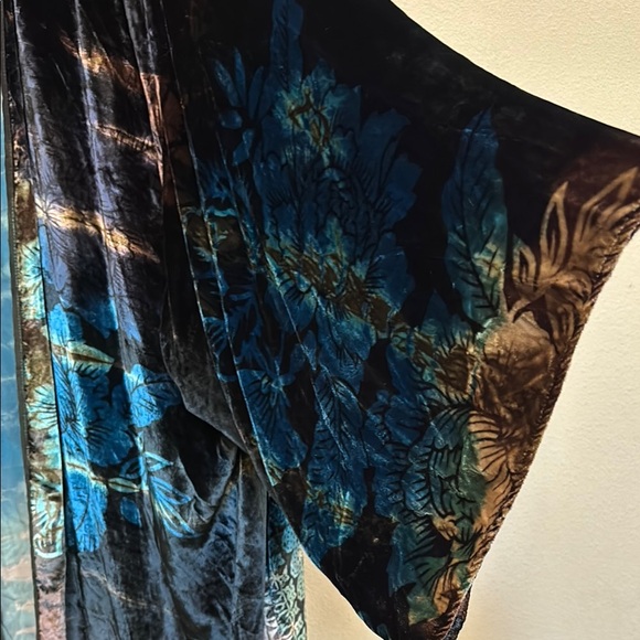 Citron Multicolor Velvet Kimono Robe - Picture 8 of 14
